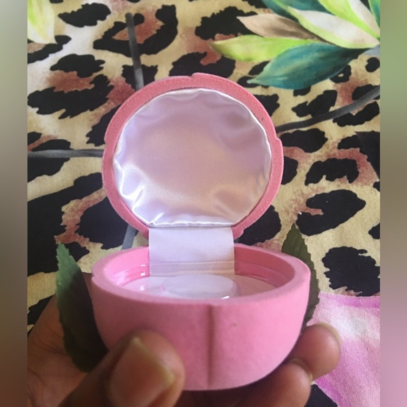 🚨 5/$20 Adorable Rose Shaped False Eyelash Storage Compact - Picture 5 of 5